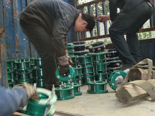 華豐員工車間忙碌伸縮接頭隨拍